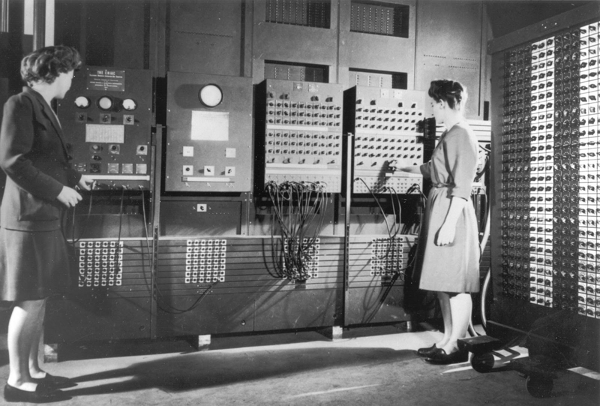 dos mujeres que manejan el panel de control principal de ENIAC mientras que la máquina todavía estaba situada en la escuela de Moore